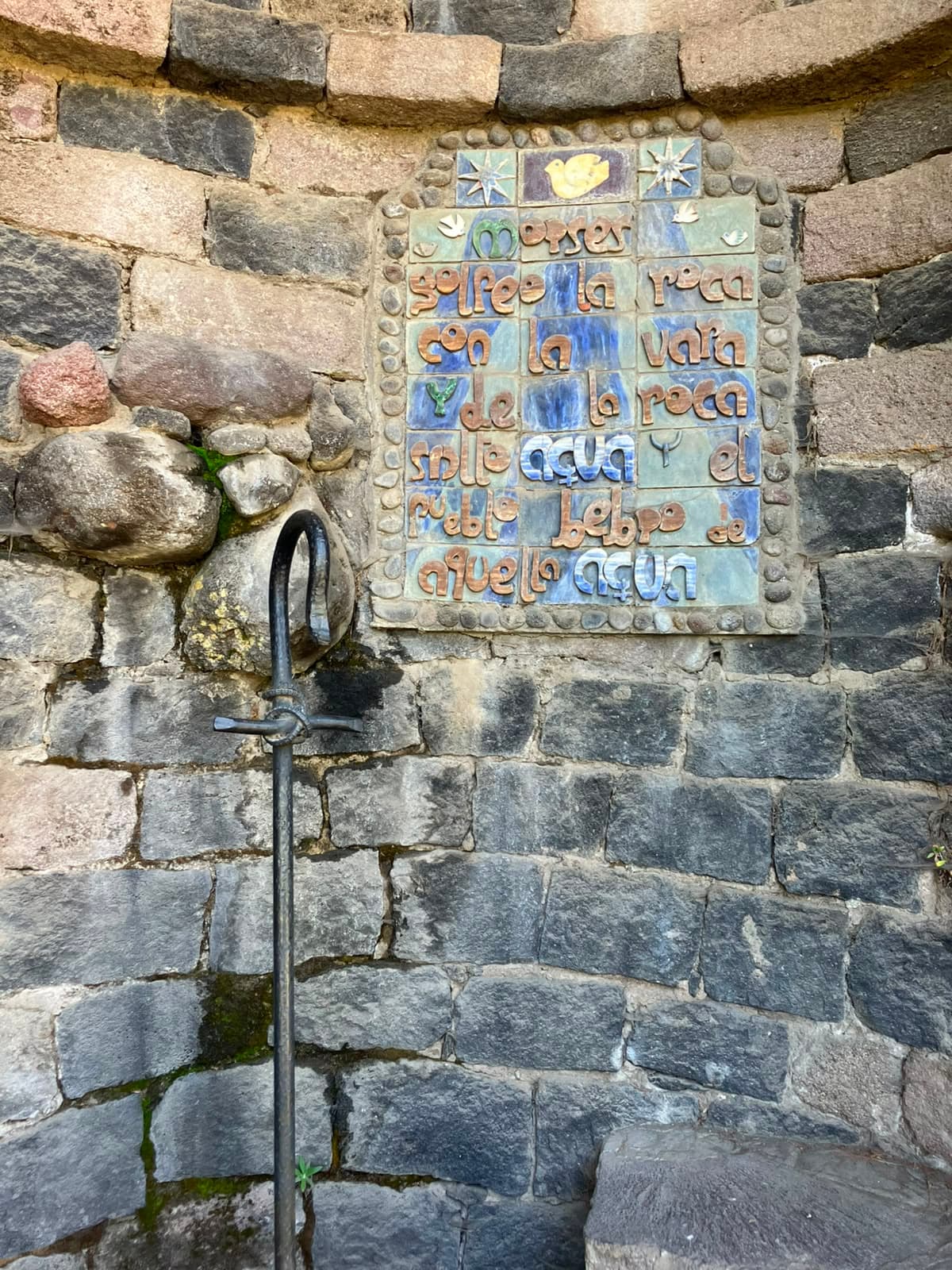 Mural de azulejo en el que Moisés golpea la roca