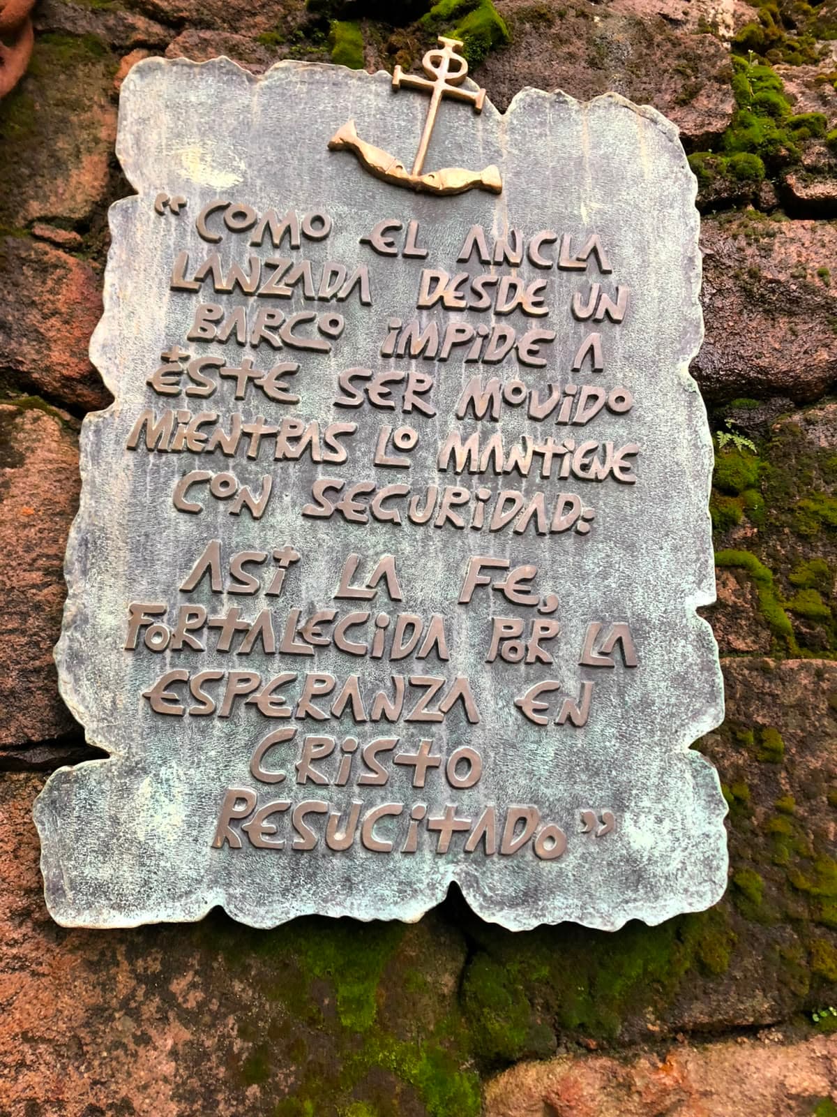 Placa de piedra con la cita del ancla y la fe en Cristo resucitado