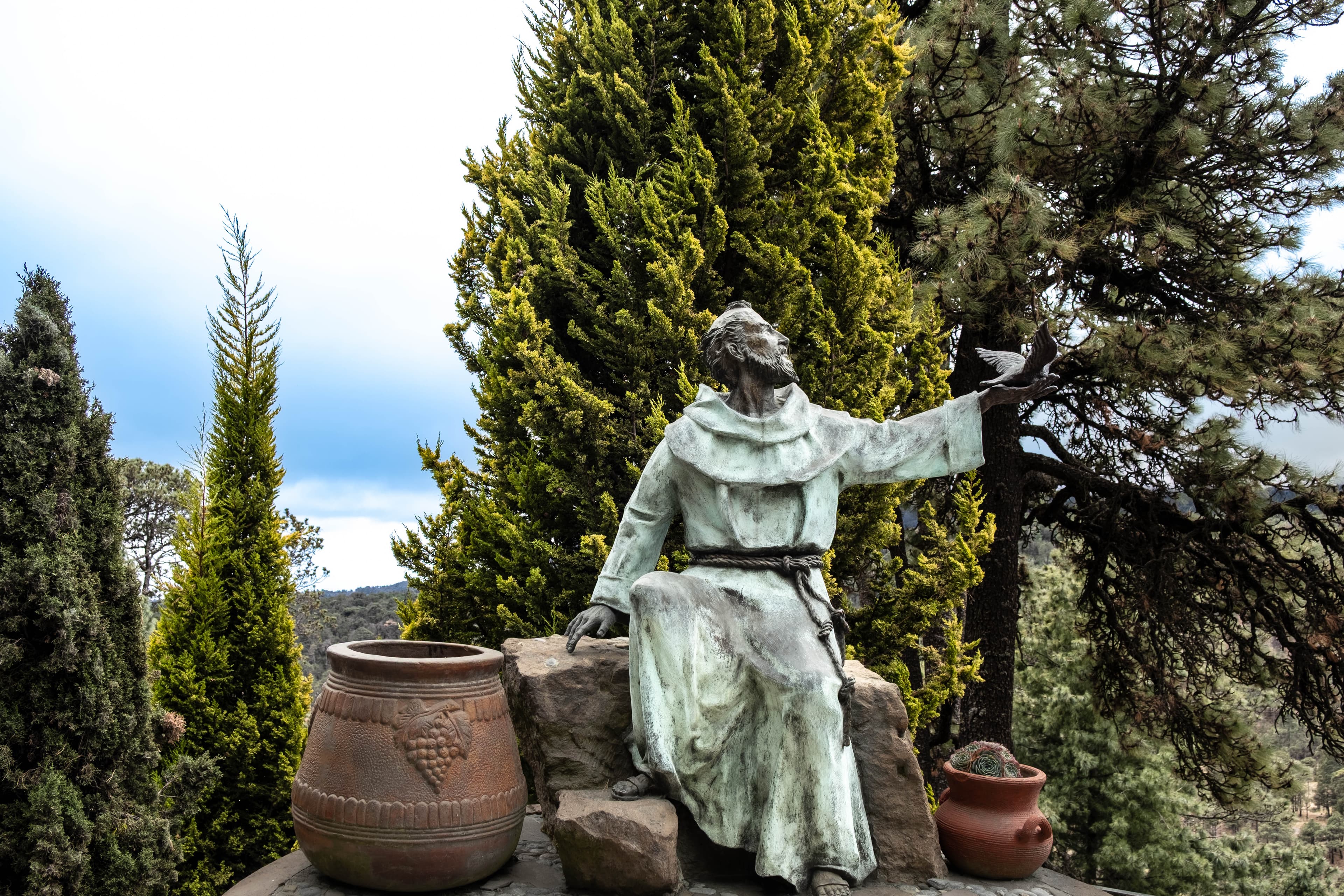 San Francisco de bronce sentado, con una paloma en la mano