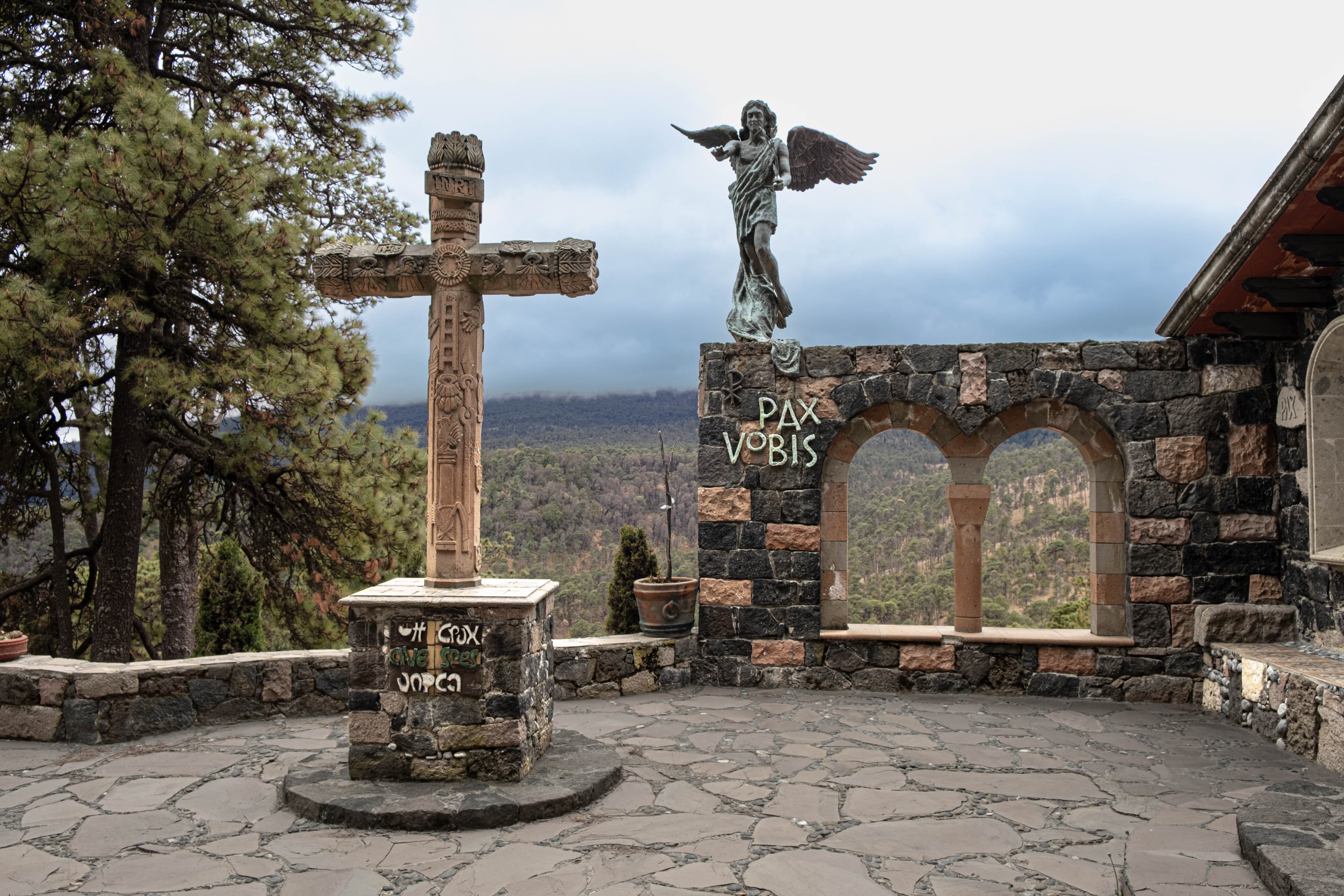 Terraza de la capilla, con la cruz, el ángel y el arco Pax vobis