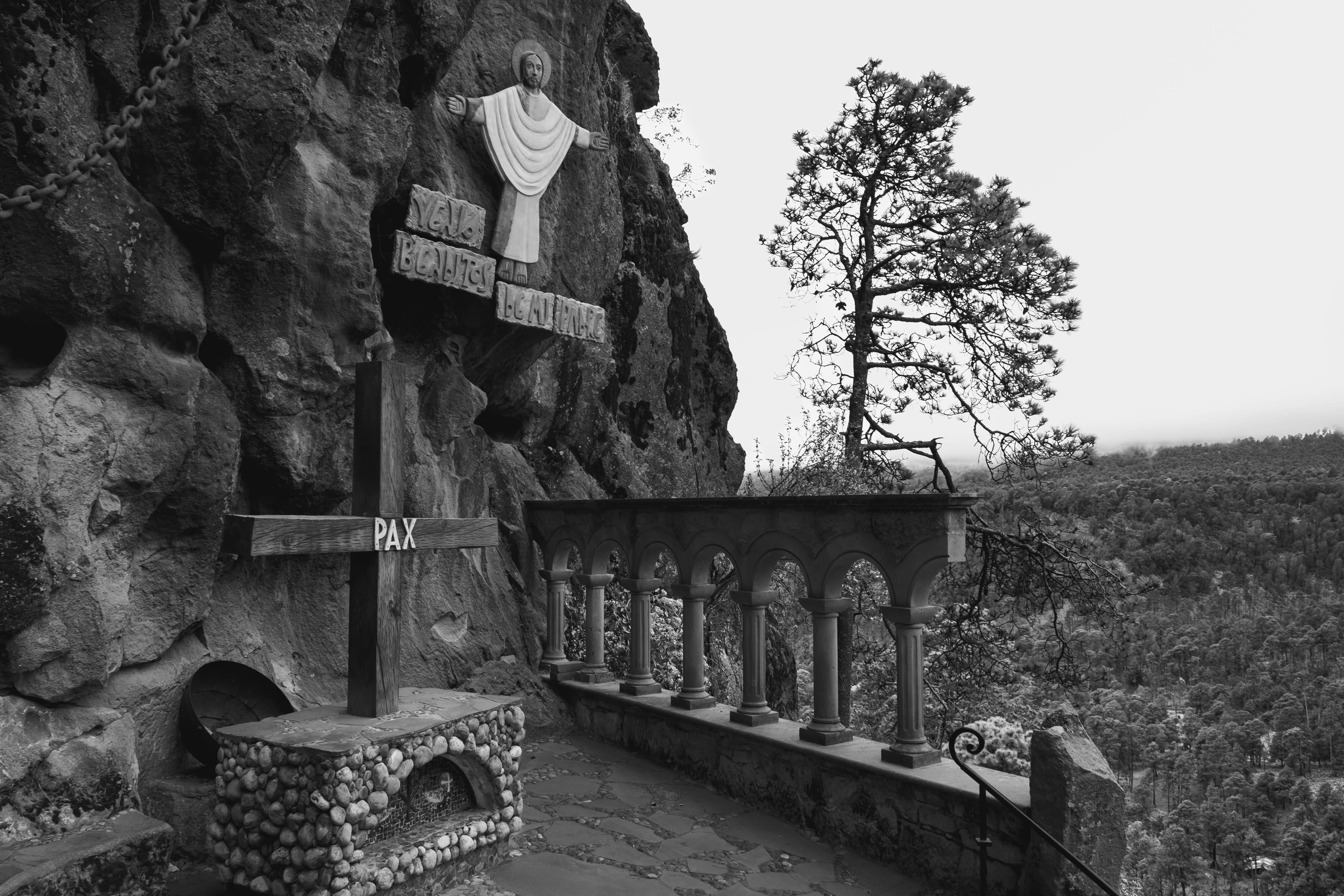 Talla de Jesús en la roca, cruz Pax y arcos sobre el valle
