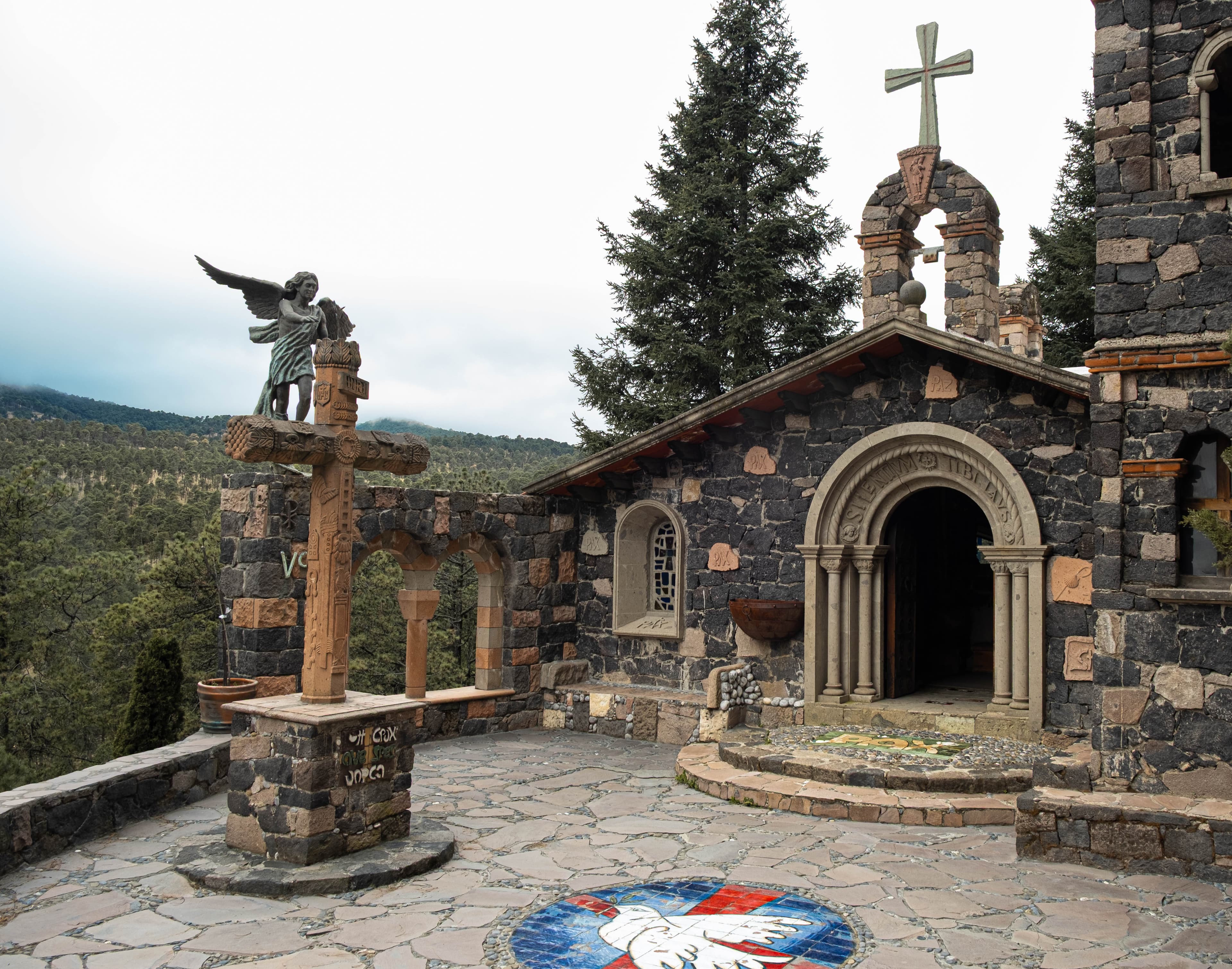 Capilla, terraza y mosaico de la paloma